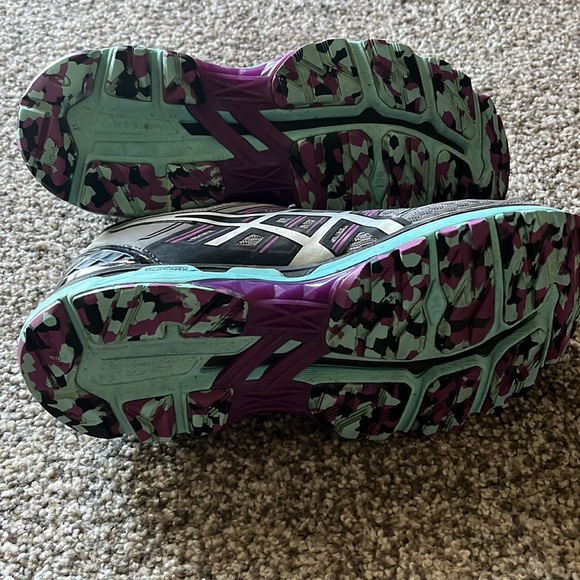 ASICS running shoe - Picture 3 of 4